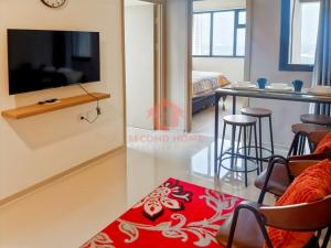 TV a/nebo společenská místnost v ubytování Newly 3BR Meikarta Apt