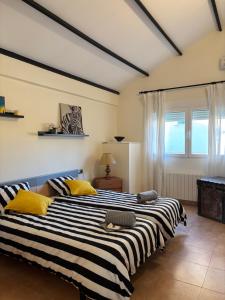 two beds sitting next to each other in a room at Solea Alcayna in La Alcayna