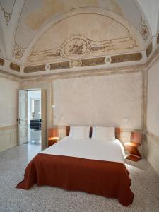 Un dormitorio con una cama grande con techo. en Palazzo Alchimia, en Fasano 23 fotos más