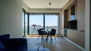 a living room with a table and chairs and a large window at Onix Studio Infinity 801 in Văleni
