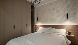 a bedroom with a large bed with white sheets at Onix Studio Infinity 801 in Văleni