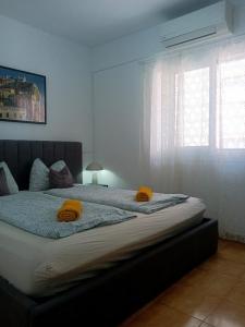 een slaapkamer met een groot bed met gele handdoeken bij PolaPop Vacation in Santa Pola