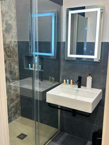 Un baño con lavabo y ducha de cristal. en La casina nei casali Sabina Reatina, en Monteleone Sabino