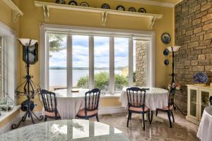 una sala da pranzo con tavolo, sedie e finestra di Greystone on Golden Lake a Deacon