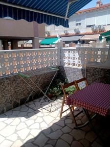 een tafel en een stoel op een patio bij PolaPop Vacation in Santa Pola +10 foto's