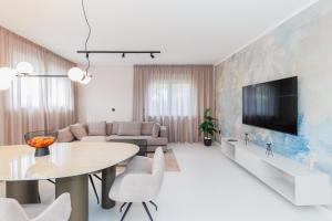 ein Wohnzimmer mit Sofa und Tisch in der Unterkunft Luxury Suites Zaton by Belmont Realty in Zaton