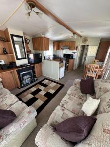 チャペル・セント・レオナルズにあるSherwood S376 6 berth SANTANAVAN12 12のリビングルーム(ソファ2台付)、キッチンが備わります。