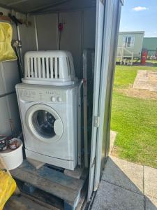 チャペル・セント・レオナルズにあるSherwood S376 6 berth SANTANAVAN12 12のグリルが付いた洗濯機