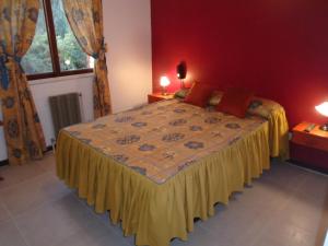 a bedroom with a large bed with a yellow blanket at Hostería de los Césares in Merlo