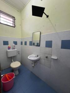 Bilik mandi di NovaHaus1 Homestay Gong Badak