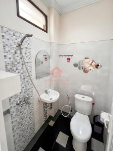 ein Badezimmer mit Toilette und Waschbecken in der Unterkunft Cozy 1BR Uluwatu Room Pool in Uluwatu + 5 Fotos