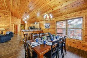 Φωτογραφία από το άλμπουμ του Dollywood, golf in Pigeon Forge close to Gatlinburg, Hot tub σε Pigeon Forge