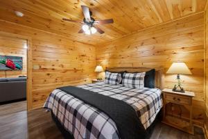 Ένα ή περισσότερα κρεβάτια σε δωμάτιο στο Dollywood, golf in Pigeon Forge close to Gatlinburg, Hot tub