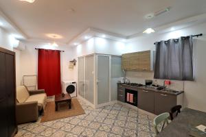 sala de estar con cocina con sofá y mesa en La Corte Trihouse 3 bedrooms, en Żabbar 35 fotos más