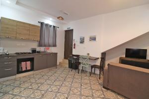 Una cocina con una mesa y un comedor. en La Corte Trihouse 3 bedrooms, en Żabbar