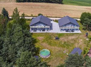 eine Luftansicht eines großen Hauses mit Hinterhof in der Unterkunft Sielsko - Anielsko IV in Ligota
