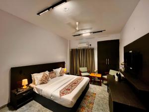 Una cama o camas en una habitación de Sitara Premium Hotel Aura, Haridwar