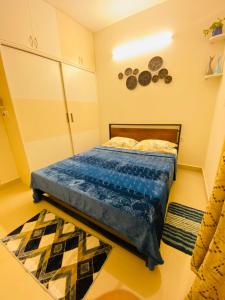 a bedroom with a bed and a rug at MIRA VISTA - Cozy 2 BHK Condo - Chennai in Siruseri