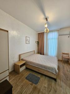 ein Schlafzimmer mit einem Bett und einem Fenster in der Unterkunft Guesthouse Maka in Ureki