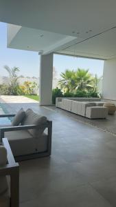 ein Wohnzimmer mit Sofa und Tisch in der Unterkunft Orchid Boutique Chalet in Barka + 34 Fotos