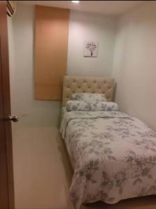 ein kleines Schlafzimmer mit einem Bett in einem Zimmer in der Unterkunft Phuket, The Pixcel Cape Panwa Condo in Ban Makham