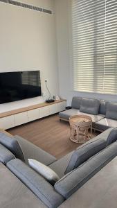 ein Wohnzimmer mit Sofa und Tisch in der Unterkunft Orchid Boutique Chalet in Barka