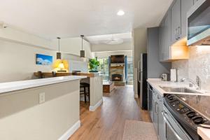 Η κουζίνα ή μικρή κουζίνα στο Palisades Tahoe Lodge Rentals Premium Studio Loft #336