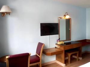 Un televizor și/sau centru de divertisment la Wish Inn Chidlom Bangkok - วิชอินน์ ชิดลม กรุงเทพ