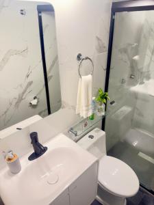 サユリタにあるApartamento Parota #のトイレと洗面台を備えた白いバスルーム