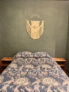 サユリタにあるApartamento Parota #のベッド(青と白の掛け布団付)