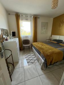 En eller flere senge i et værelse på Charme et calme