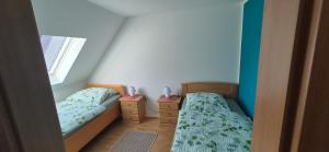 a bedroom with two beds and a window at Ferienwohnung Monteurwohnung Handwerkerwohnung Familien in Lindewitt