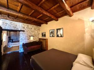 a living room with a couch and a table at Casa del Viaggiator Cortese in Toscolano
