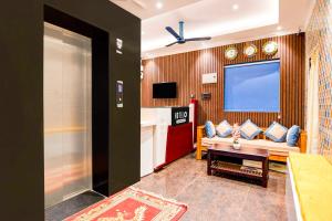 TV a/nebo společenská místnost v ubytování Hotel O Bhubaneswar Barang Railway Station