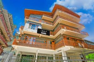 un edificio alto con un cartel en él en Collection O Model Town Road, en Manali