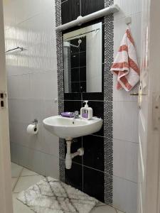 Ένα μπάνιο στο CJ Suites - Executive 2Br Near JKIA and SGR