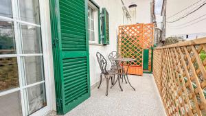 a patio with a table and chairs on a balcony at Poets Tavern & Inn in Avô