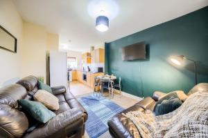Μια τηλεόραση ή/και κέντρο ψυχαγωγίας στο Spacious Yet Low Rate 5 Bedroom House in Coventry, Sleeps 10, Free Parking with Garden and Unlimited Wi-Fi - THL