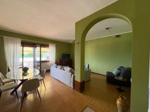 a living room with a table and a couch at Una Rotonda sul Mare in Formia