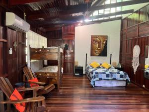 ein Schlafzimmer mit einem Bett und Etagenbetten darin in der Unterkunft Casas Guaney, full furnished studios! in Manuel Antonio