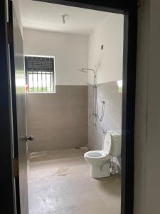 a bathroom with a toilet and a shower at Highway View Transit Kiribathgoda in Kiribathgoda