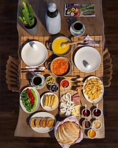 una mesa con diferentes platos de comida. en İrday Deluxe Bungalow and Room, en Ardeşen 35 fotos más