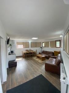 ein Wohnzimmer mit Sofa und Tisch in der Unterkunft Casa Rizea in Râmnicu Vâlcea