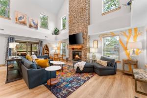 Photo de la galerie de l'établissement Creekside Retreat 4BR/4BA +Pond View at Tall Timber Camp, à Melva