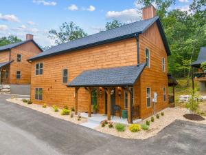 Photo de la galerie de l'établissement Creekside Retreat 4BR/4BA +Pond View at Tall Timber Camp, à Melva