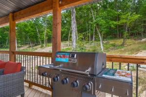 Photo de la galerie de l'établissement Creekside Retreat 4BR/4BA +Pond View at Tall Timber Camp, à Melva 61 autres photos