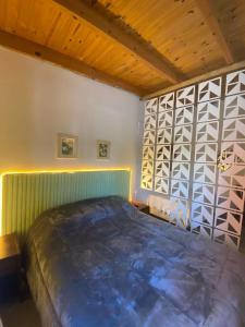 a bedroom with a large bed and a wooden ceiling at Monoambiente en posadas 2 in Posadas