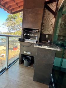 Η κουζίνα ή μικρή κουζίνα στο Casa com pes na areia em Iriri - ES