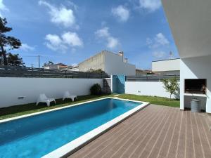 a swimming pool in the backyard of a house at Apartamento "Vila Serena Marisol" in Corroios