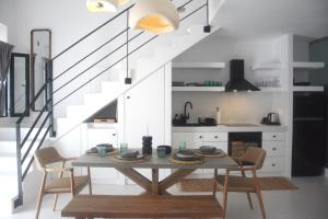 a kitchen and dining room with a table and chairs at Renthousetinos 2 in Tinos